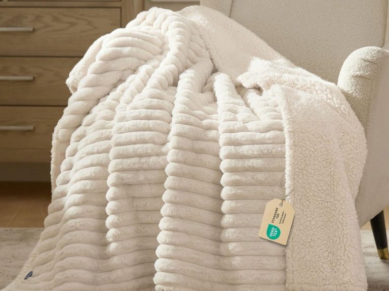 Bedsure ComfyFleece Waterproof Blanket